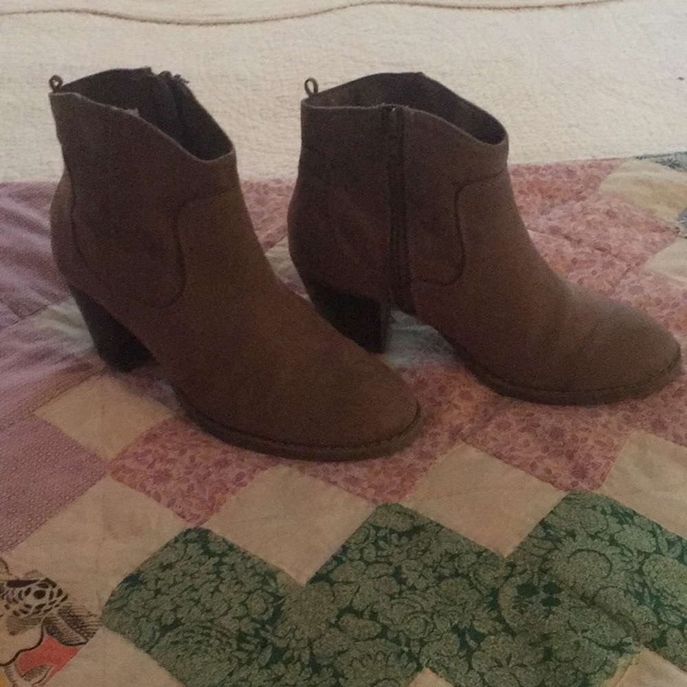 Old Navy Taupe Booties🔵